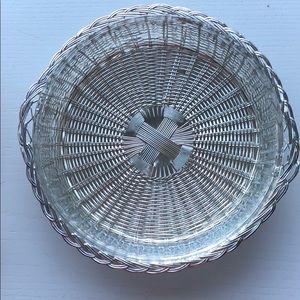 Baking dish in silver plated basket